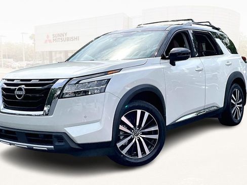 Used 2023 Nissan Pathfinder Platinum FWD image 1