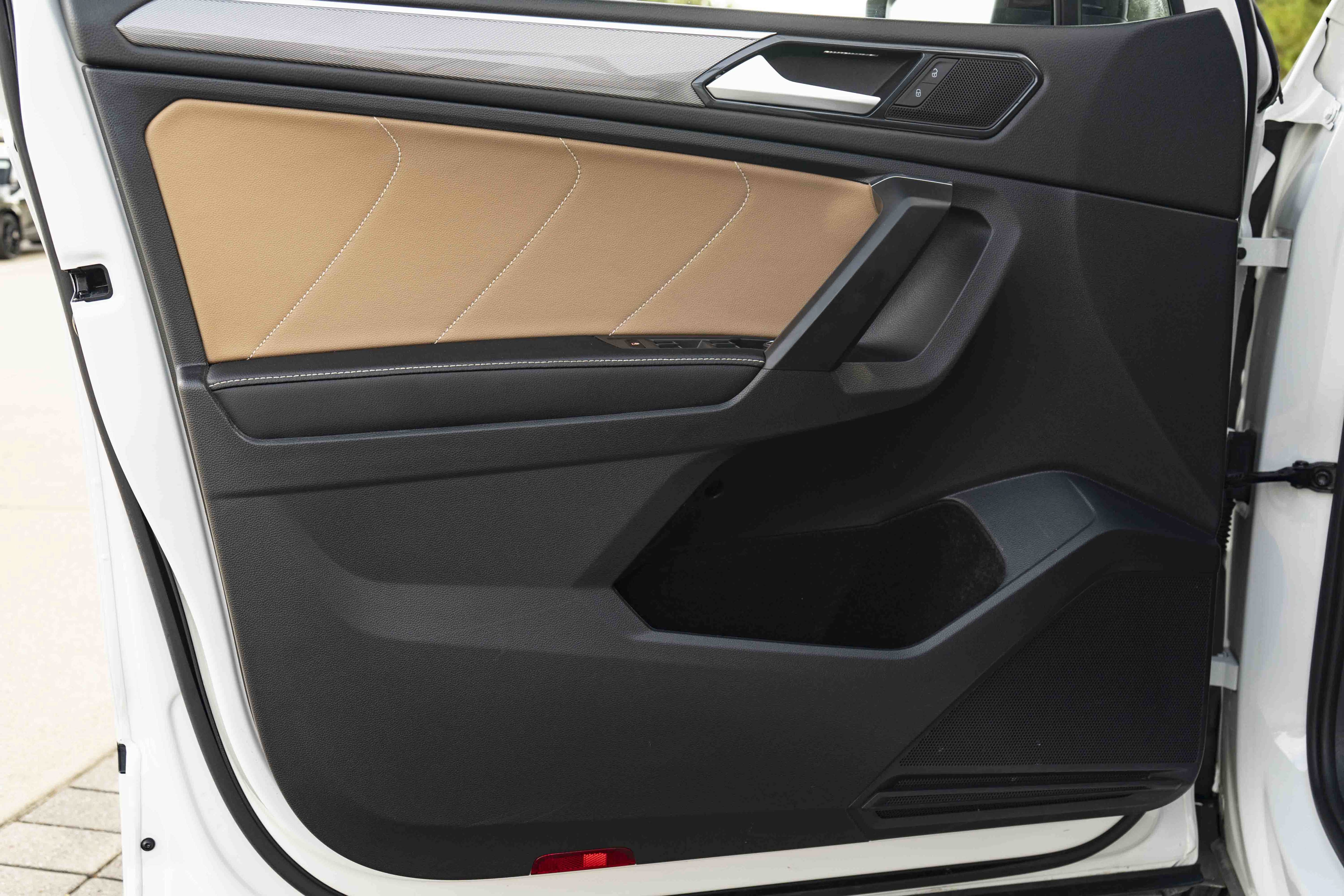 Certified 2022 Volkswagen Tiguan SE R-Line FWD image 32