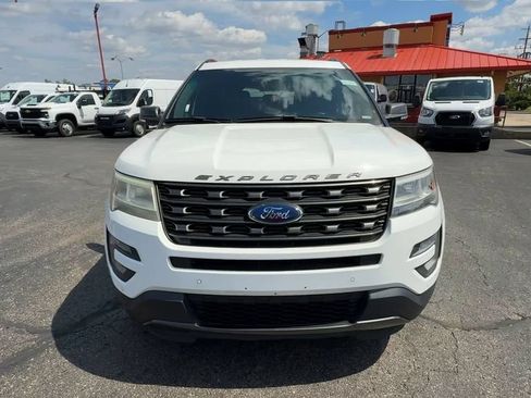 Used 2017 Ford Explorer XLT w/ Equipment Group 202A FWD image 3