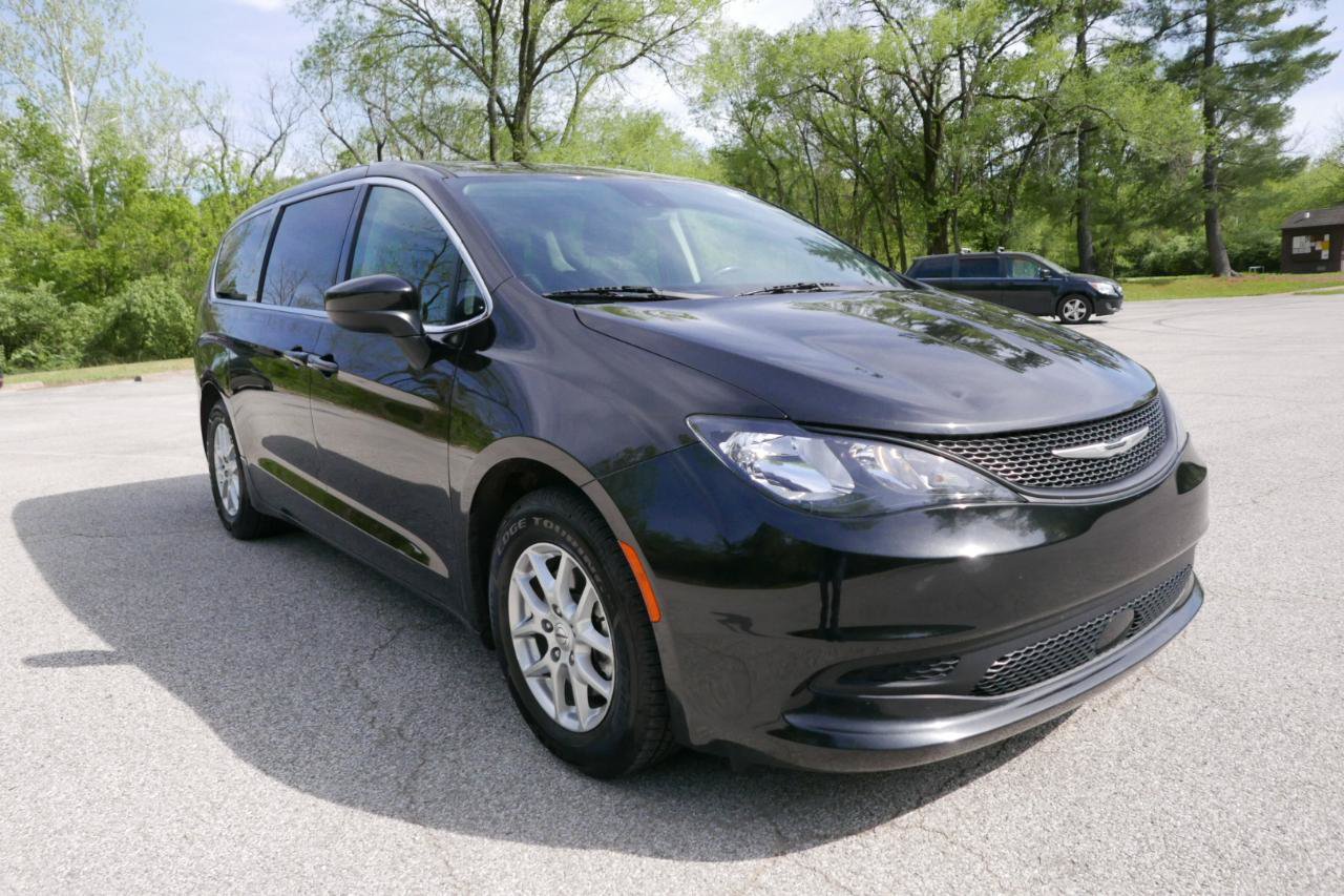 Used 2022 Chrysler Voyager LX FWD image 4