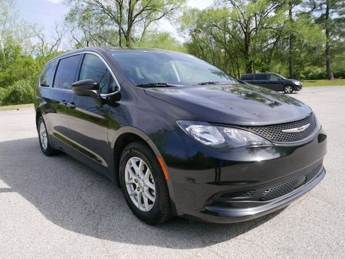 Used 2022 Chrysler Voyager LX image 4