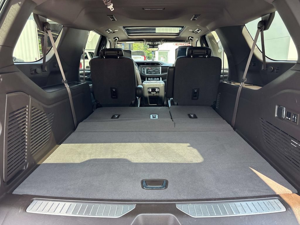 Used 2023 GMC Yukon XL Denali w/ Advanced Technology Package AWD/4WD image 16
