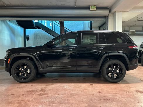 New 2025 Jeep Grand Cherokee Limited image 2