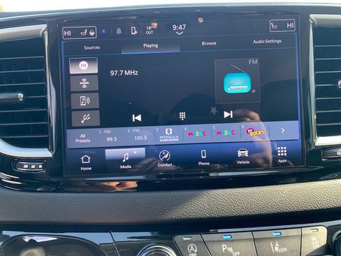 Used 2024 Chrysler Pacifica Touring-L image 31