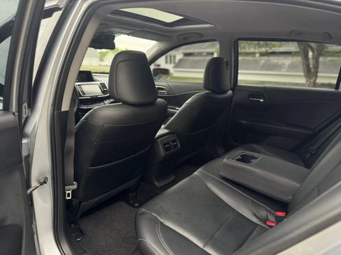Used 2017 Honda Accord Touring image 13