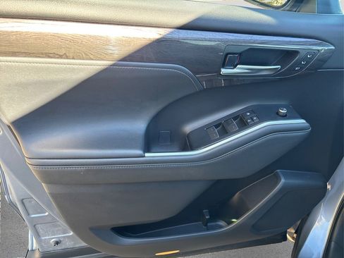 Used 2021 Toyota Highlander Limited image 26