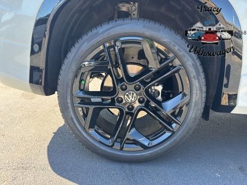 New 2025 Volkswagen Tiguan SE R-Line image 9