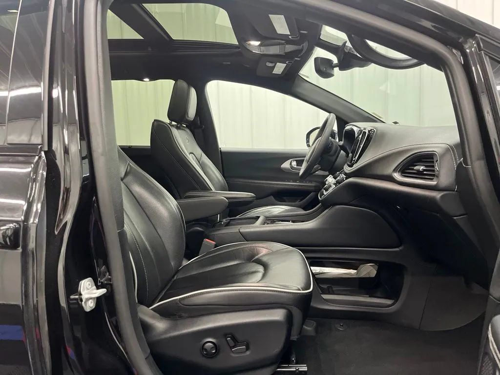 Used 2025 Chrysler Pacifica Limited FWD image 10