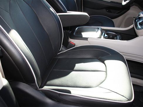 Used 2022 Chrysler Pacifica Limited image 25