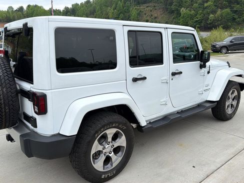 Used 2017 Jeep Wrangler Unlimited Sahara w/ Connectivity Group AWD/4WD image 3