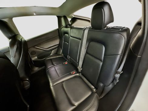 Used 2022 Tesla Model Y Long Range image 30