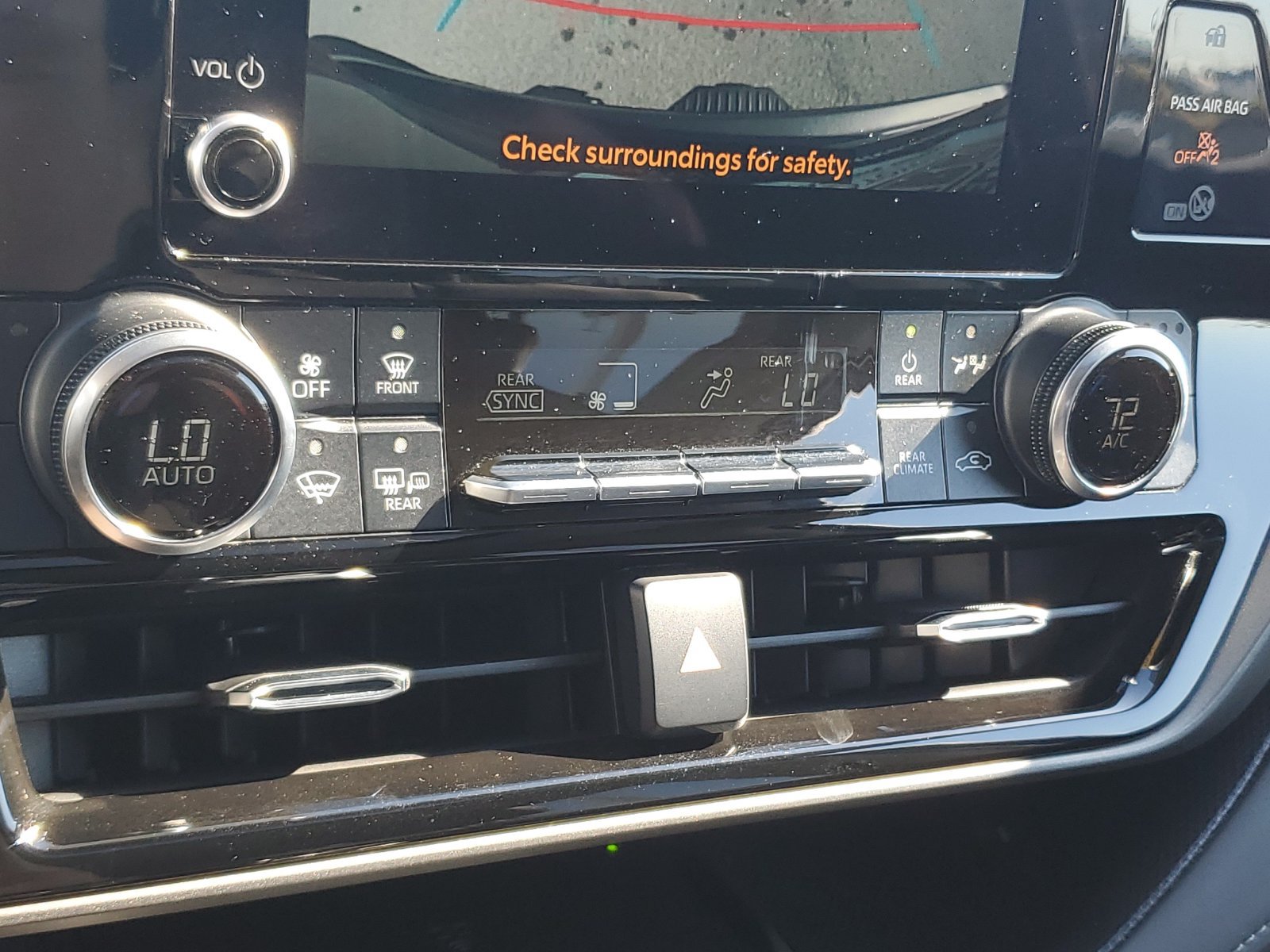 Used 2024 Toyota Highlander XLE AWD/4WD image 30