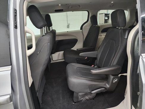 Used 2018 Chrysler Pacifica Touring Plus FWD image 22