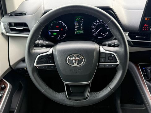 Used 2021 Toyota Sienna XLE image 13