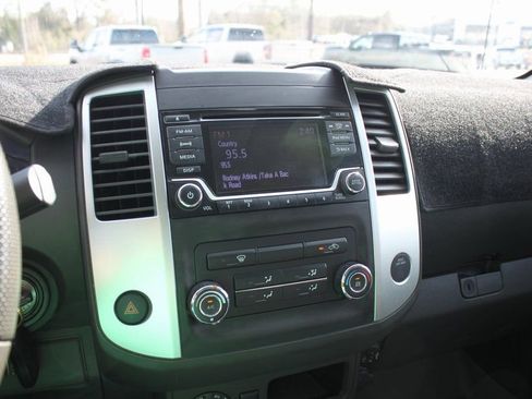 Used 2017 Nissan Frontier SV image 8