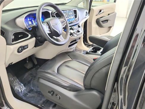 Used 2023 Chrysler Pacifica Touring-L FWD image 23