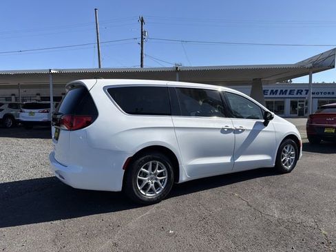 Used 2022 Chrysler Voyager LX FWD image 6