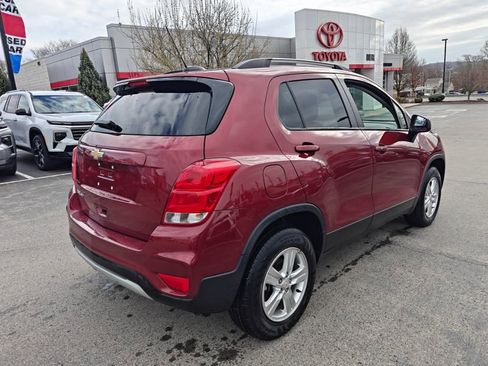 Used 2022 Chevrolet Trax LT w/ LT Convenience Package image 5
