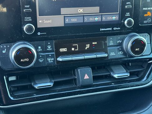 Used 2022 Toyota Highlander XLE image 18