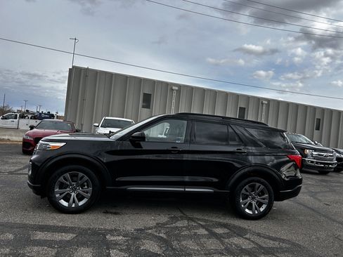 Used 2022 Ford Explorer XLT w/ Equipment Group 202A image 3