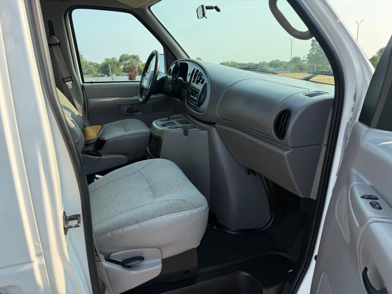 Used 2002 Ford E-150 and Econoline 150 Wagon RWD image 17