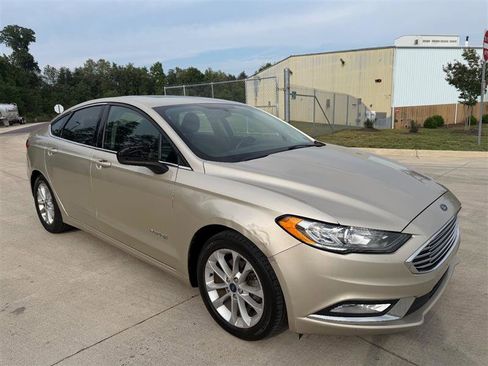 Used 2017 Ford Fusion SE w/ Equipment Group 601A FWD image 7