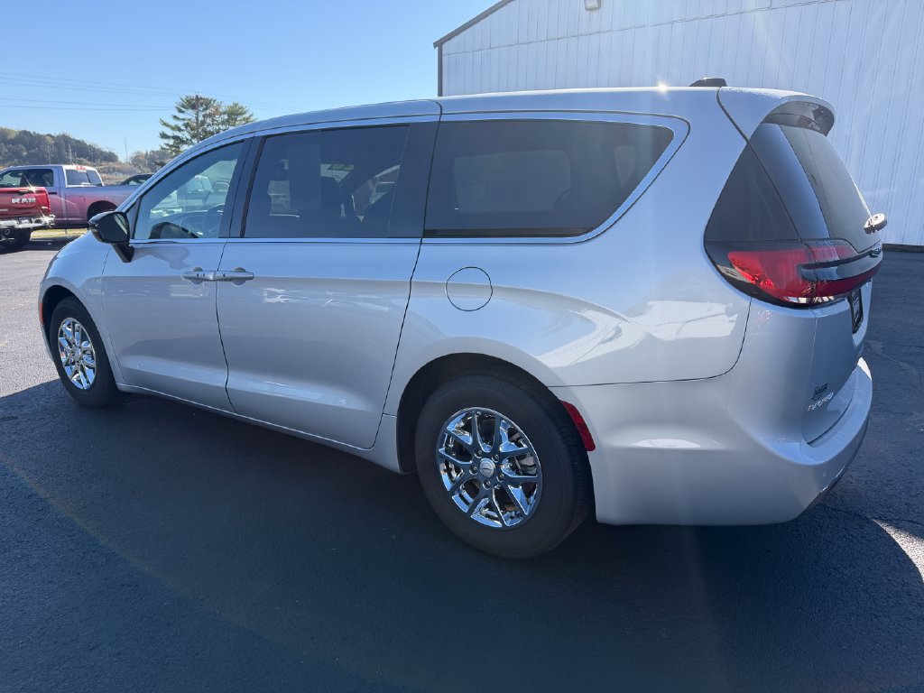 Used 2026 Chrysler Pacifica Select FWD image 7
