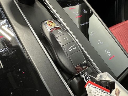 Certified 2025 Porsche Macan AWD/4WD image 45