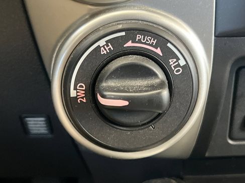 Used 2017 Nissan Titan SV AWD/4WD image 31