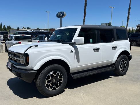 New 2026 Ford Bronco Outer Banks AWD/4WD image 1