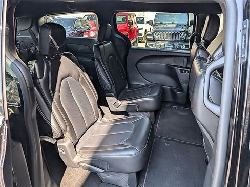 Used 2025 Chrysler Pacifica Select FWD image 28