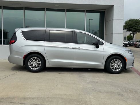 New 2026 Chrysler Pacifica Select FWD image 2