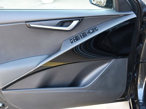 Used 2023 Kia Niro EX Touring image 8