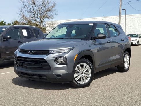 Used 2021 Chevrolet TrailBlazer LS w/ LPO, Blackout Package FWD image 30