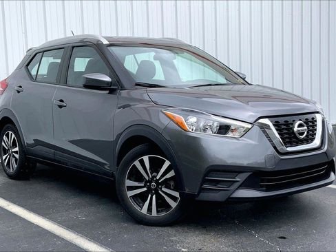 Used 2018 Nissan Kicks SV image 2