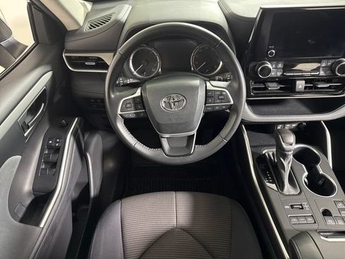 Used 2023 Toyota Highlander LE AWD/4WD image 24