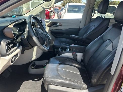 Used 2017 Chrysler Pacifica Touring-L image 2