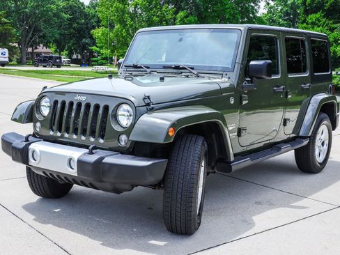 Used 2015 Jeep Wrangler Unlimited Sahara AWD/4WD image 3