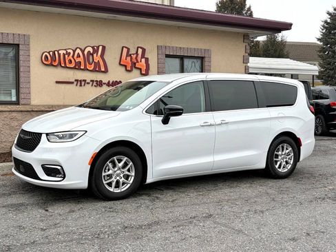 Used 2024 Chrysler Pacifica Touring-L FWD image 3