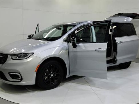Used 2024 Chrysler Pacifica Touring-L FWD image 47