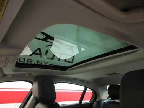 Used 2017 Jaguar XE Premium image 22