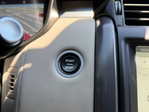 Used 2020 Land Rover Discovery Landmark AWD/4WD image 11