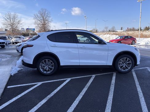 Used 2024 Alfa Romeo Stelvio Sprint image 5