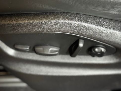 Used 2023 Porsche Cayenne Platinum Edition w/ Towing Package w/o Tow Ball image 15