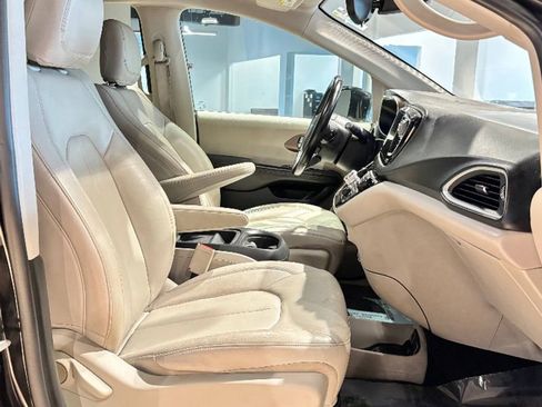 Used 2017 Chrysler Pacifica Touring-L w/ Tire & Wheel Group image 15