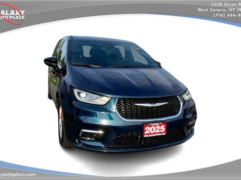 Used 2025 Chrysler Pacifica Select FWD image 3