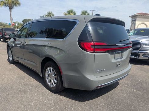 Used 2025 Chrysler Pacifica Select FWD image 6
