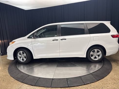 Used 2017 Toyota Sienna L FWD image 3