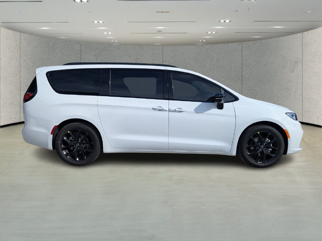 New 2026 Chrysler Pacifica Select w/ S Appearance Package FWD image 3
