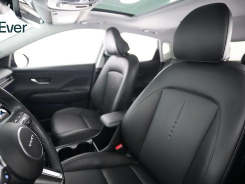 Used 2024 Hyundai Kona Limited FWD image 4